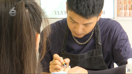 昆明美甲店“膀爺”服務(wù)引熱議 創(chuàng)新?tīng)I(yíng)銷還是邊界失守？